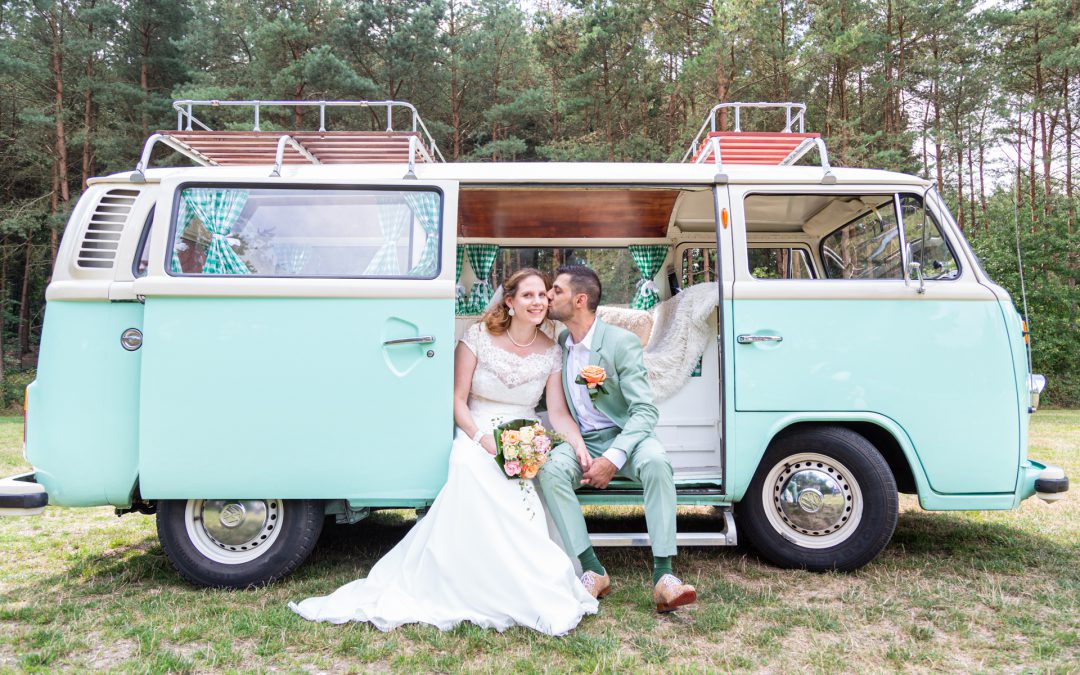 Bruidsfotografie in een oud Volkswagen busje